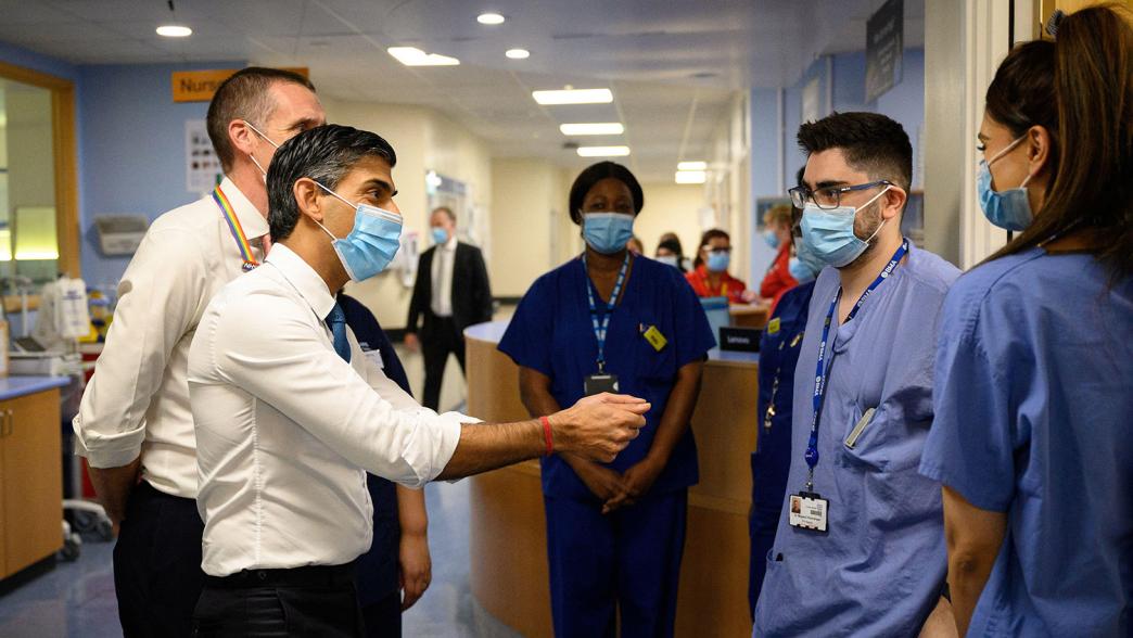 Rishi Sunak speaks with members of staff at Croydon hospital