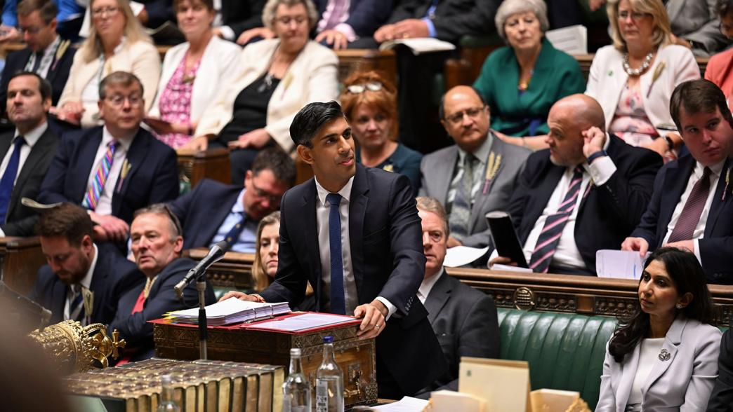 Rishi Sunak in the House of Commons chamber at the despatch box.