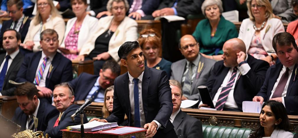 Rishi Sunak in the House of Commons chamber at the despatch box.