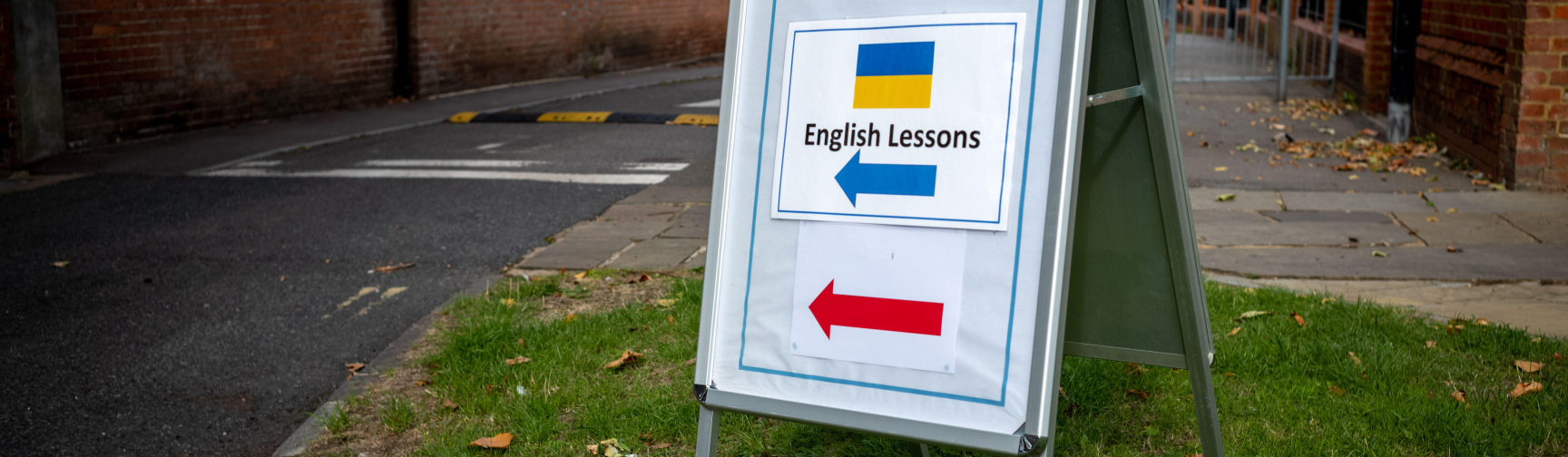 An image of a sign for English lessons for Ukrainians