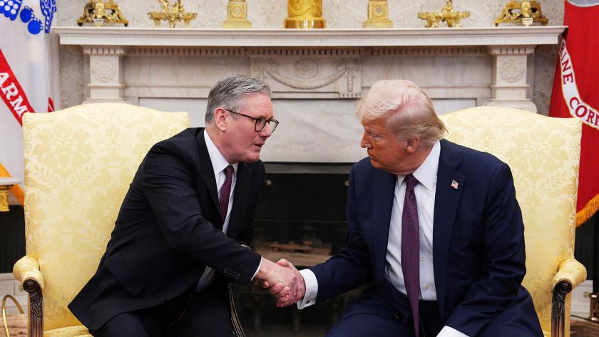 Keir Starmer (left) shakes hands with Donald Trump (right).