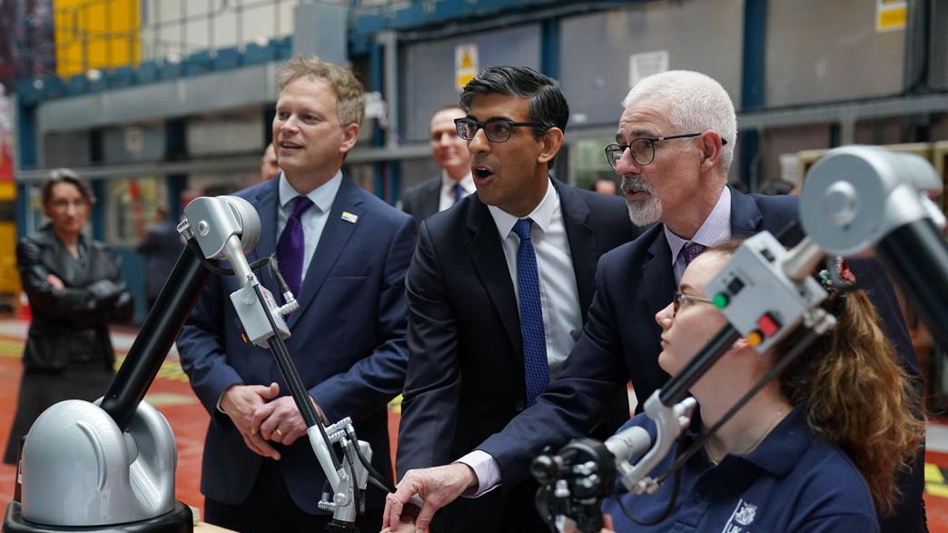 Prime Minister Rishi Sunak (centre) and Grant Shapps, Secretary of State for Energy Security and Net Zero (left), during a visit to the UK Atomic Energy Authority.