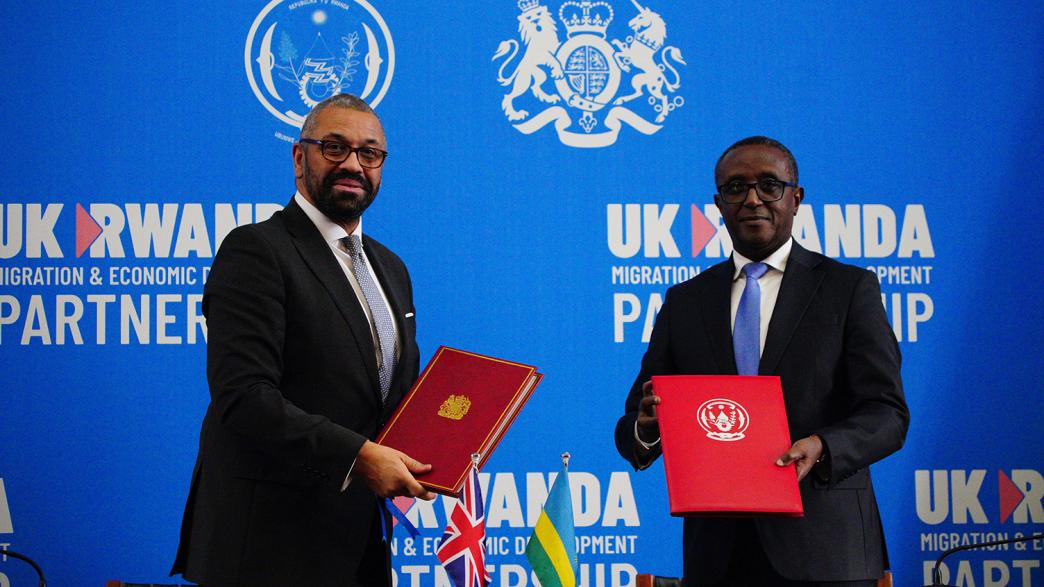 Home Secretary James Cleverly and Rwandan Minister of Foreign Affairs Vincent Biruta sign a new treaty.